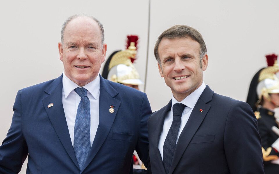 "C’est toujours un problème" : ce petit détail qui a crispé Albert de Monaco pendant une visite officielle avec Emmanuel Macron | So Busy Girls