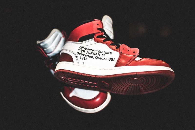 air-jordan-blanches-rouges