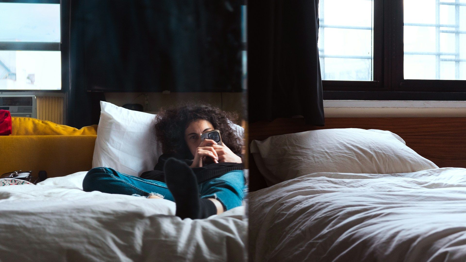 Regarder son téléphone avant d'aller dormir : les conséquences néfastes sur le sommeil.