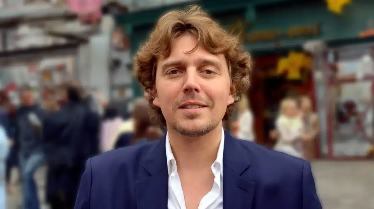 Je ne cherche pas une m&egrave;re de substitution : Alex Vizorek se confie sur sa relation avec une femme plus &acirc;g&eacute;e