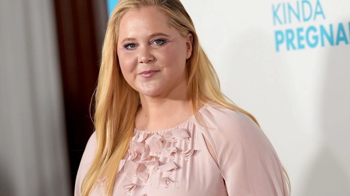 Amy Schumer rassure ses fans apr&egrave;s son op&eacute;ration de la colonne vert&eacute;brale