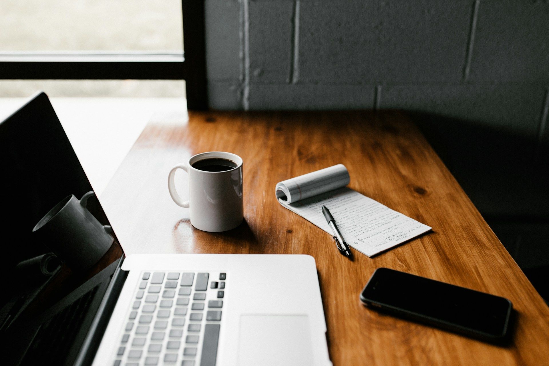 Faire le strict minimum au travail.