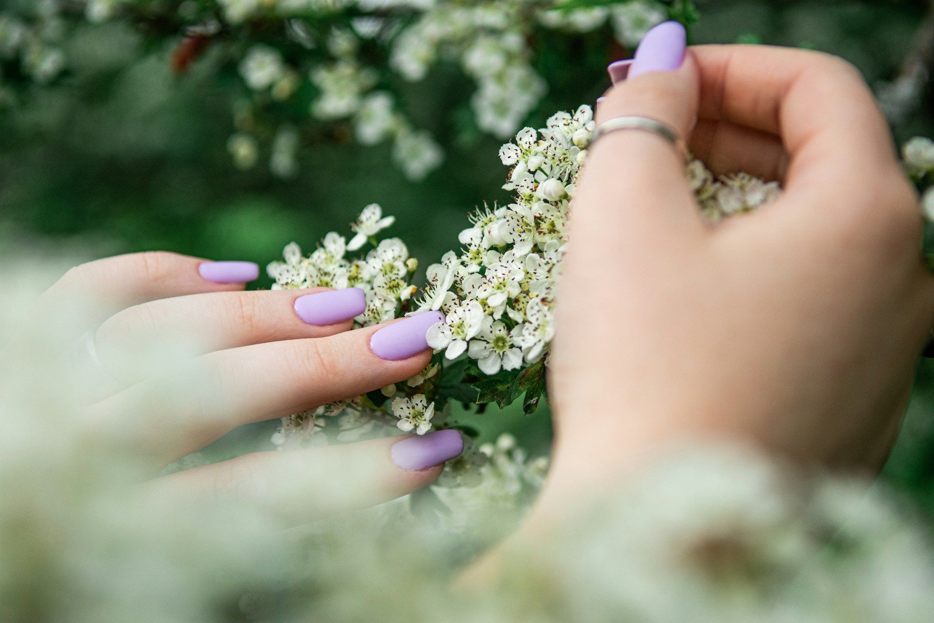 Comment prendre soin de ses ongles avec les huiles essentielles