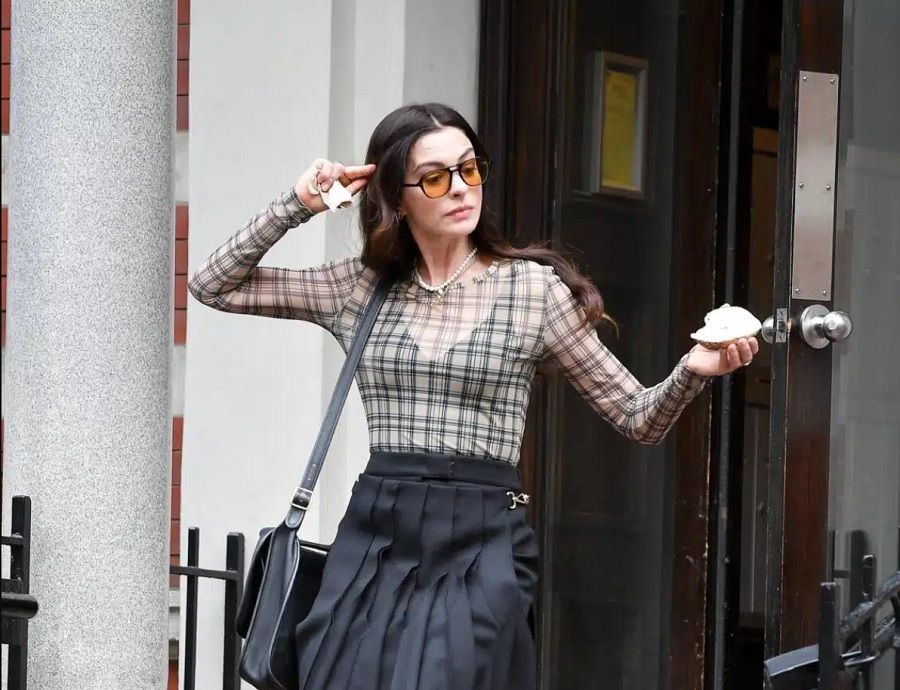 Anne Hathaway victime d’une chute spectaculaire sur le tournage du Diable s’habille en Prada 2
