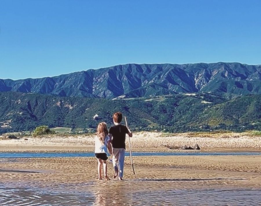 Archie et Lilibet de dos sur une plage : l’image rare qui intrigue les fans des Sussex