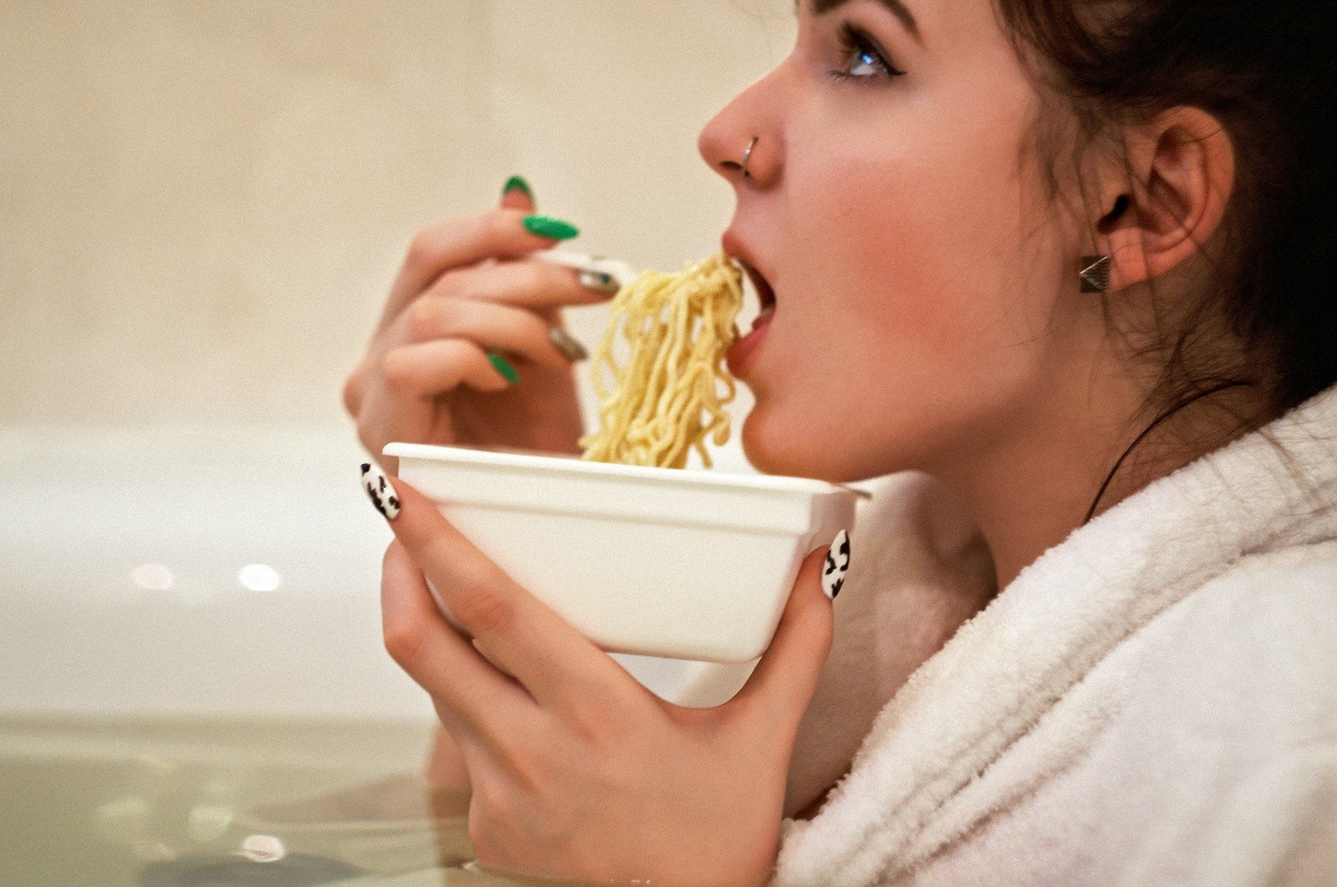 Ce qui arrive au corps quand on mange trop vite.