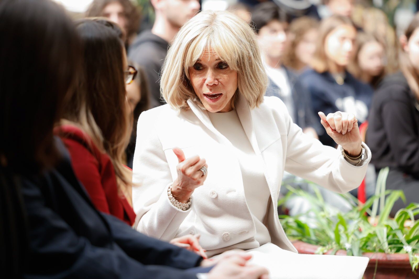 Quelle mascarade ! : la s&eacute;quence avec Brigitte Macron et Ary Abittan qui divise d&eacute;j&agrave; les r&eacute;seaux