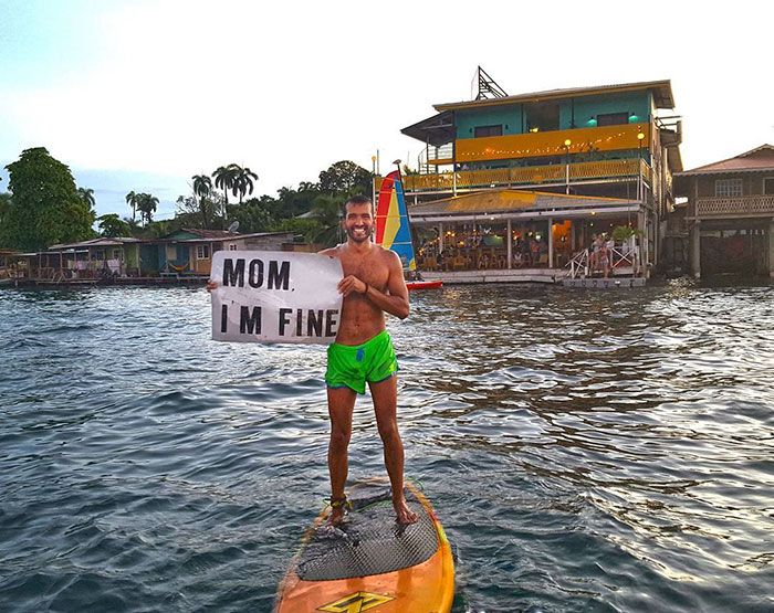Cet homme quitte tout pour faire un tour du monde mais regardez les photos qu'il envoie à sa mère pour la rassurer ! | So Busy Girls