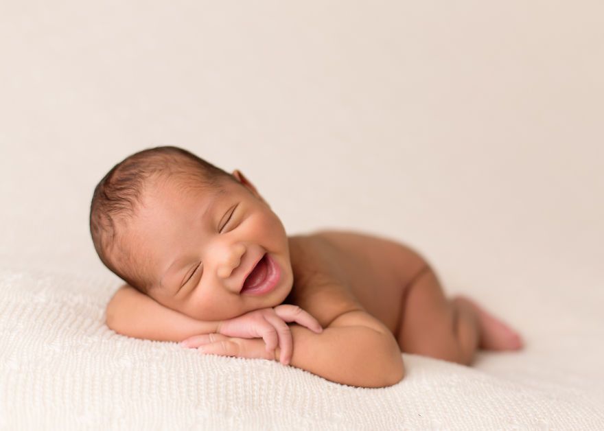 18 bébés qui sourient dans leur sommeil : vous ne pourrez pas vous empêcher de fondre ! | So Busy Girls