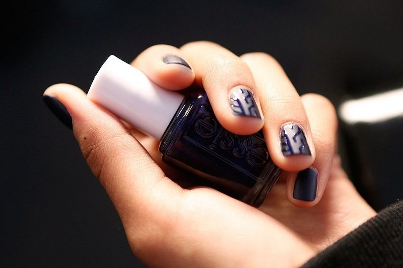Un nail art bleu en mode labyrinthe | So Busy Girls