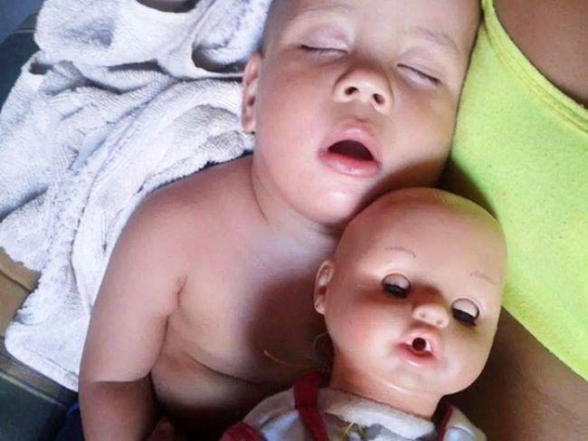 25 bébés qui ressemblent comme 2 gouttes d'eau à leur poupée | So Busy Girls