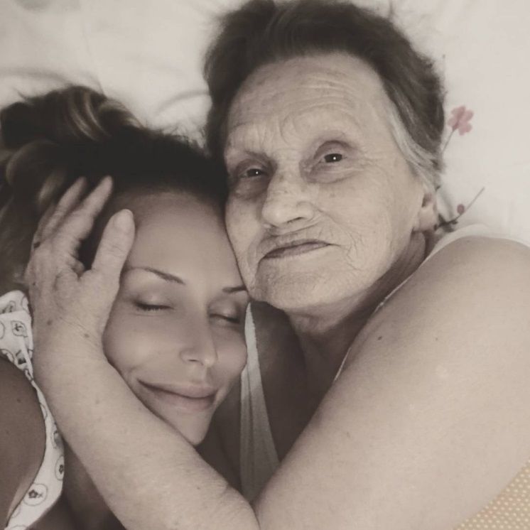 Cette mamie de 80 ans demande à sa petite-fille de la maquiller et fait le buzz | So Busy Girls