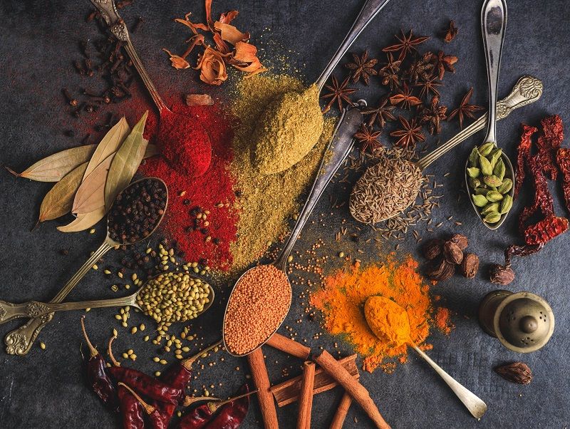 5 épices à ajouter dans vos plats pour booster le système immunitaire | So Busy Girls