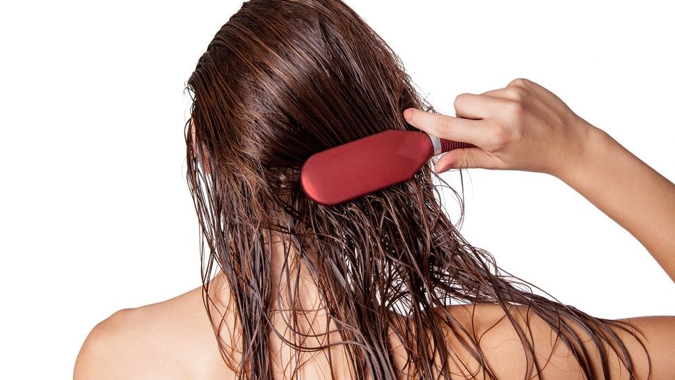 Pourquoi vous ne devez pas peigner ou brosser vos cheveux quand ils sont mouillés | So Busy Girls