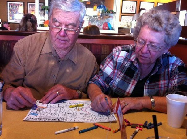 Faire du coloriage en attendant que le repas arrive | So Busy Girls