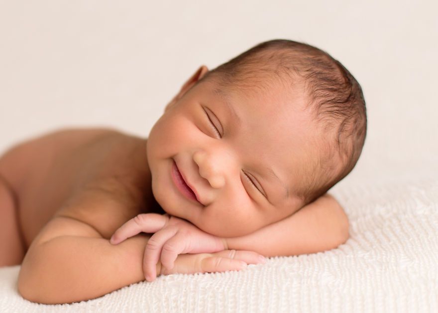 18 bébés qui sourient dans leur sommeil : vous ne pourrez pas vous empêcher de fondre ! | So Busy Girls
