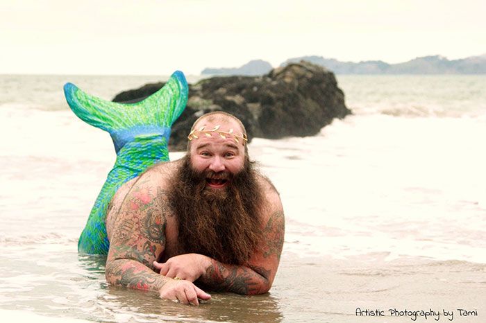 Cet homme rond et velu fait une séance photo sexy et le résultat décalé est excellent | So Busy Girls