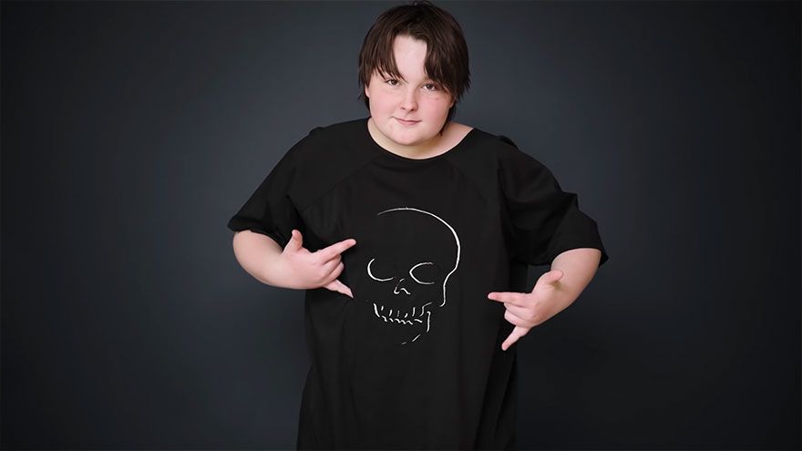 Des créateurs de mode transforment les vilaines blouses d'hôpital en blouses tendances pour redonner le sourire aux enfants malades | So Busy Girls