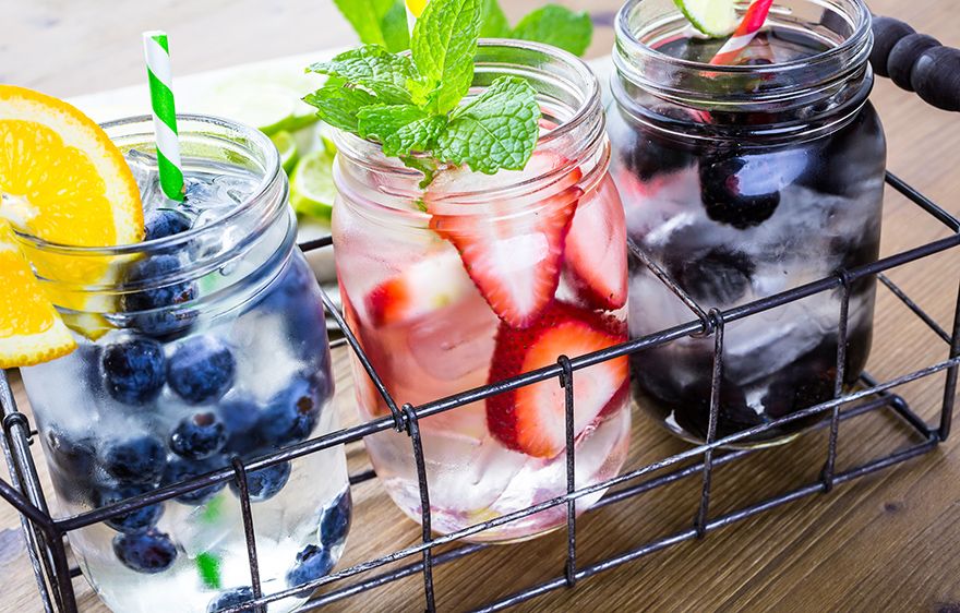 Comment préparer de l'eau fruitée rapidement et facilement grâce à cette astuce | So Busy Girls