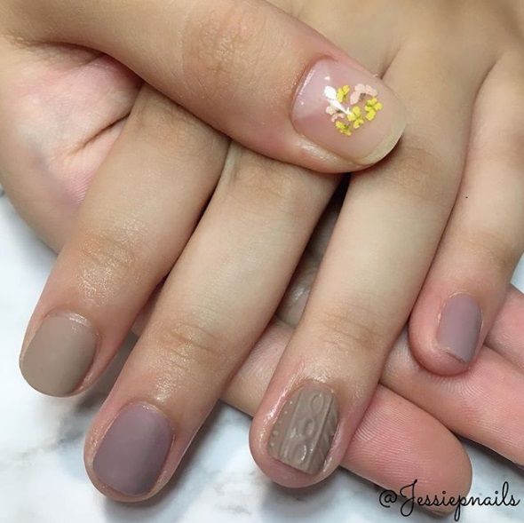 La dernière tendance nail art avec des fleurs séchées est parfaite pour toutes celles qui veulent prolonger l'été | So Busy Girls