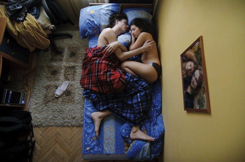 Des couples de futurs parents pris en photo pendant qu'ils dorment : le résultat est trop mignon ! | So Busy Girls