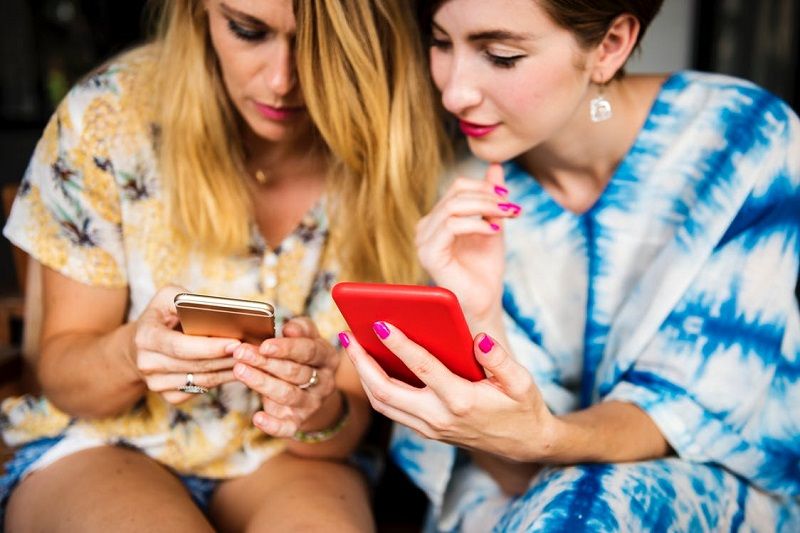 3 conseils pour soulager ses yeux quand on regarde tout le temps l'écran de son téléphone | So Busy Girls