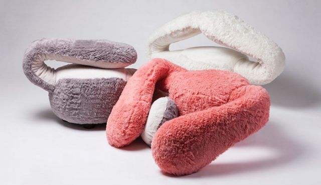 Avec ce canapé distributeur de câlins, vous ne vous sentirez plus jamais seul | So Busy Girls