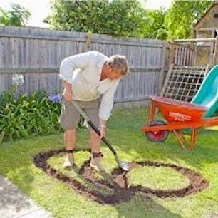 Ce papa creuse un trou dans le jardin pour créer un circuit automobile grandeur nature | So Busy Girls