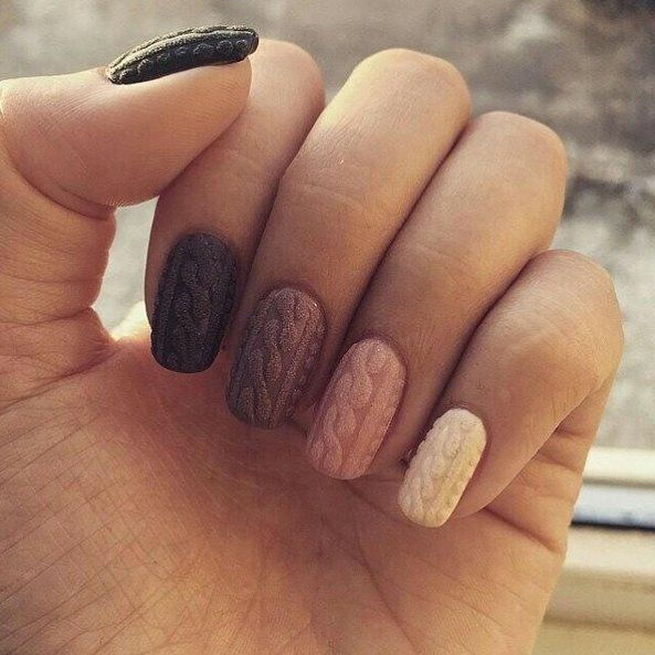 Des motifs cocooning bien marqués et une couleur pailletée différente à chaque ongle ! | So Busy Girls