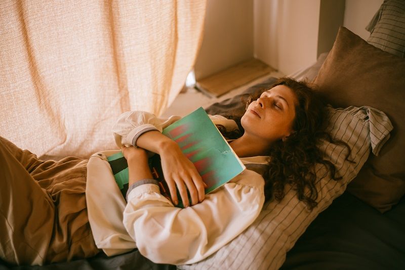 Voici ce qu'il se passe dans votre corps lorsque vous ne sortez pas pendant une journée entière | So Busy Girls