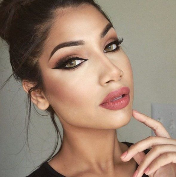 Un trait d'eyeliner fin sur la paupière supérieure et en-dessous de l'oeil | So Busy Girls