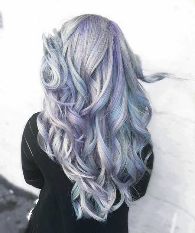 Découvrez les cheveux holographiques, la nouvelle tendance coloration | So Busy Girls
