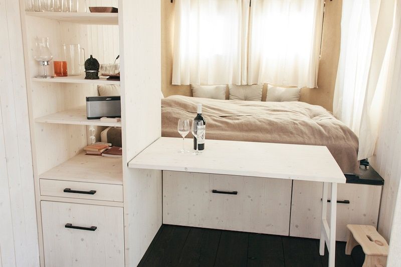 Quand vous allez voir tout ce qu'on trouve à l'intérieur de cette petite maison mobile, vous allez être épatés ! | So Busy Girls