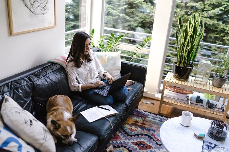 Rester assis trop longtemps est mauvais pour vos hanches, mais aussi pour votre cerveau | So Busy Girls