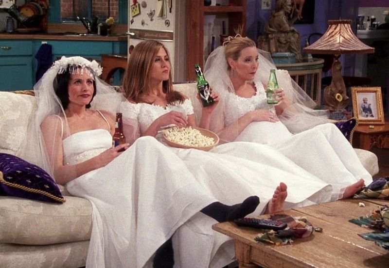La série Friends fête ses 30 ans avec une vente aux enchères et le légendaire canapé du Central Perk mis en vente | So Busy Girls
