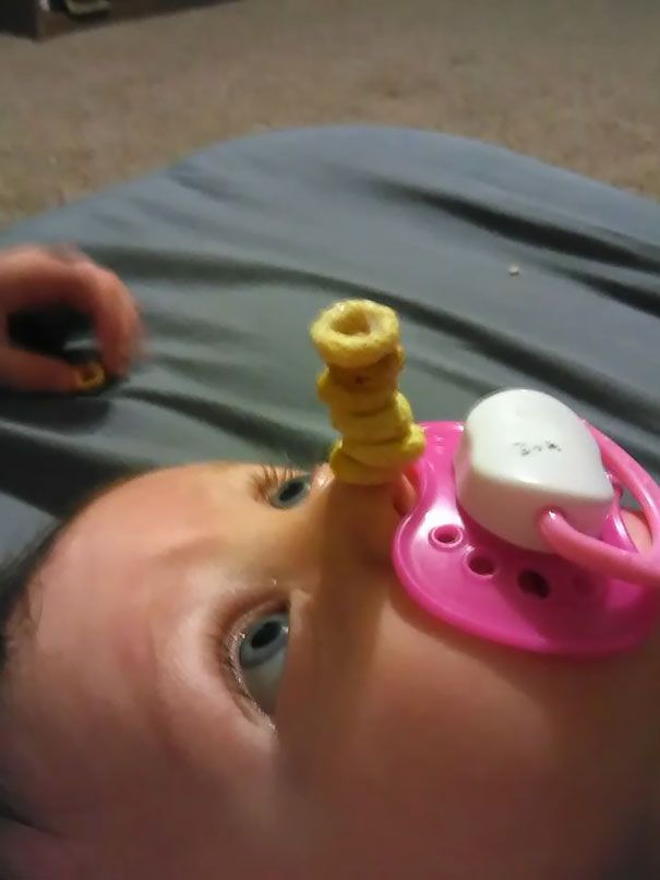 Non, ce n'est pas une blague : des papas tentent de battre le record de céréales Cheerios empilées sur le nez de leur enfant | So Busy Girls