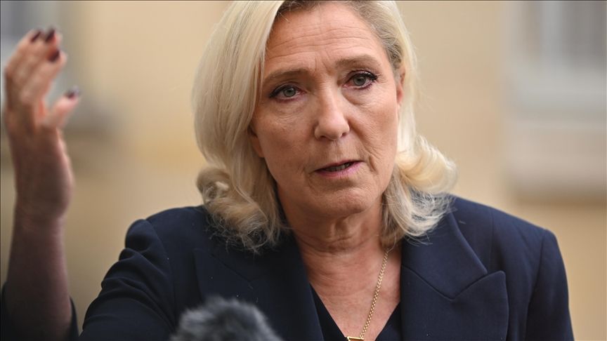 Marine Le Pen dénonce un “effondrement démocratique, économique, budgétaire et sécuritaire” lors de sa rentrée parlementaire | So Busy Girls