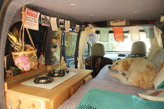 Cette jeune femme a transformé sa camionnette pour que ses rêves de voyage deviennent réalité | So Busy Girls
