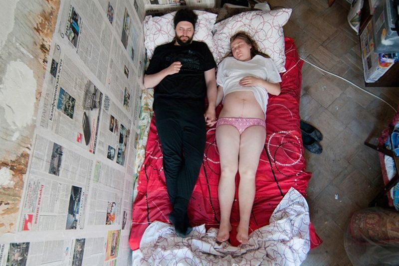 Des couples de futurs parents pris en photo pendant qu'ils dorment : le résultat est trop mignon ! | So Busy Girls