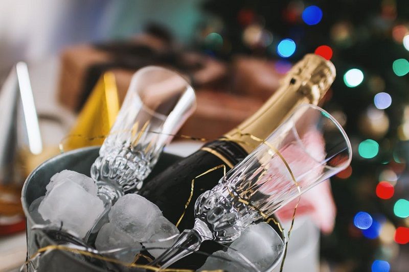 Boire du champagne fait disparaître la cellulite : mais POURQUOI on ne nous l'a pas dit plus tôt ?! | So Busy Girls