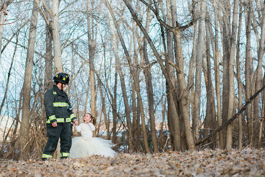 Ce shooting photo d'un papa pompier et de sa petite fille de 3 ans est adorable | So Busy Girls