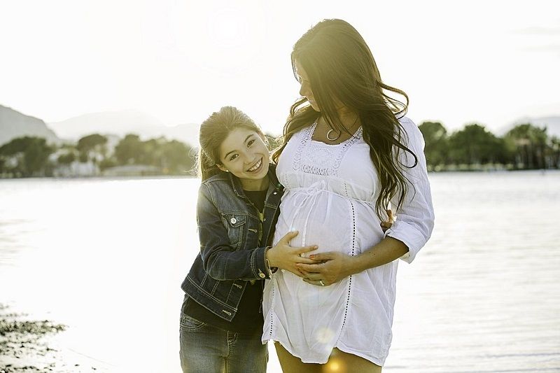 Je suis enceinte de mon deuxième enfant : comment faire pour que mon aîné le prenne bien ? | So Busy Girls