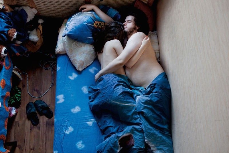 Des couples de futurs parents pris en photo pendant qu'ils dorment : le résultat est trop mignon ! | So Busy Girls