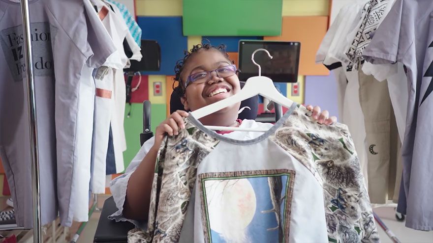 Des créateurs de mode transforment les vilaines blouses d'hôpital en blouses tendances pour redonner le sourire aux enfants malades | So Busy Girls