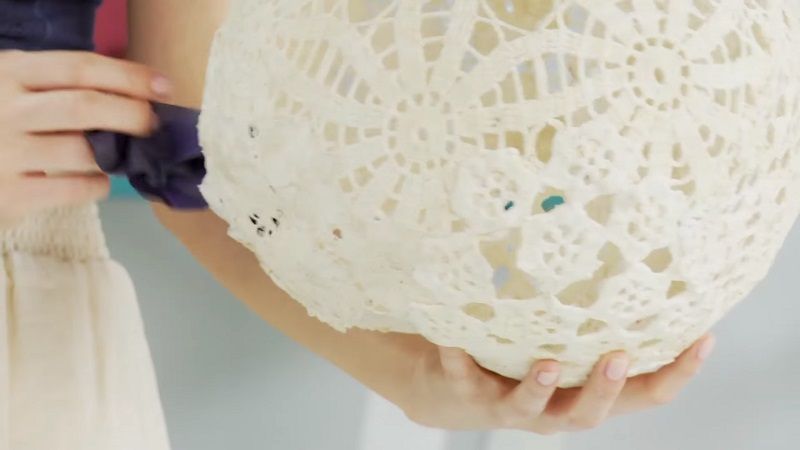 Etape 6 : percer le ballon à l’aide d’une aiguille | So Busy Girls