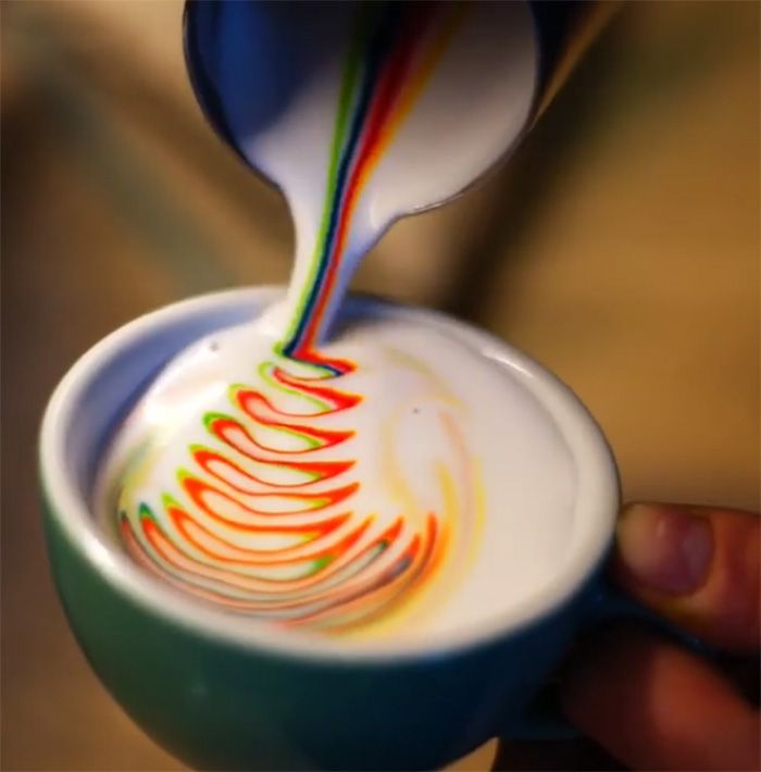 Il sert les plus jolis cafés au monde grâce à des motifs colorés incroyables | So Busy Girls