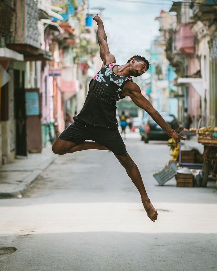 Des danseurs de ballet dansent dans les rues de Cuba | So Busy Girls