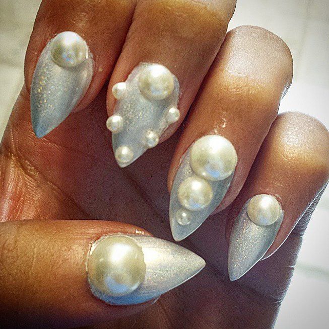 Vernis gris métallique et grosses perles blanches | So Busy Girls