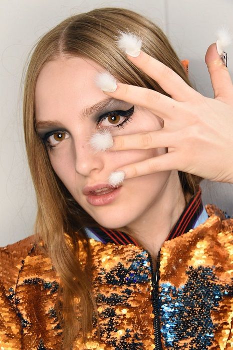 Un nail art plumes délicat et blanc | So Busy Girls