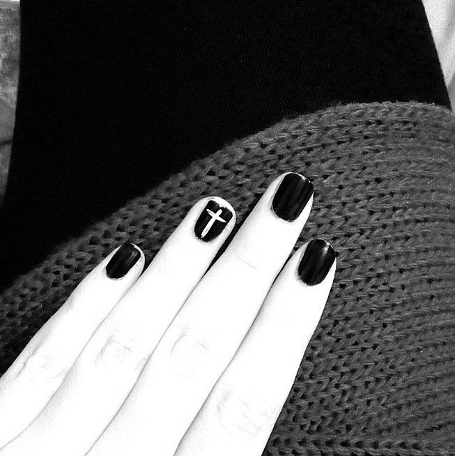 Une croix blanche en accent nail | So Busy Girls